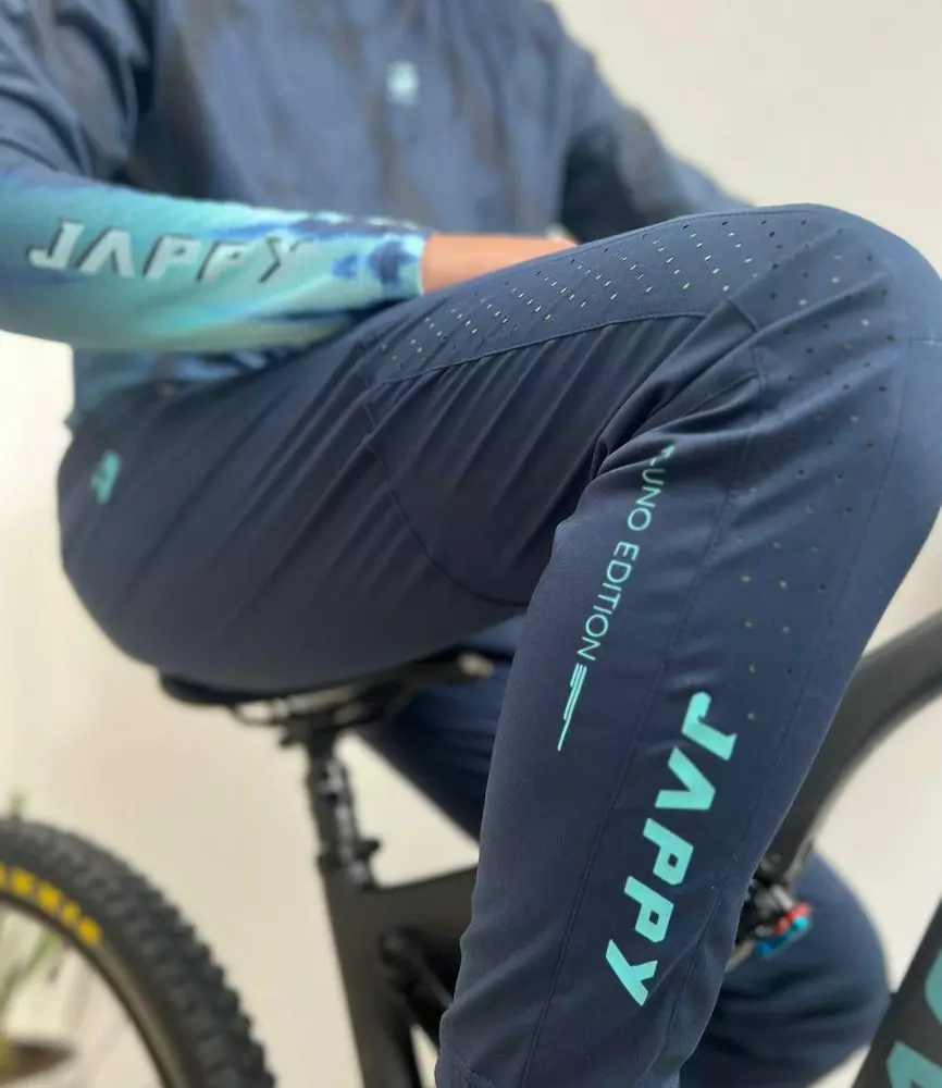 Siempre Jappy Hombre | Pantalón F Uno Azul 4 Siempre Jappy Hombre | Pantalón F Uno Azul - Imagen 2